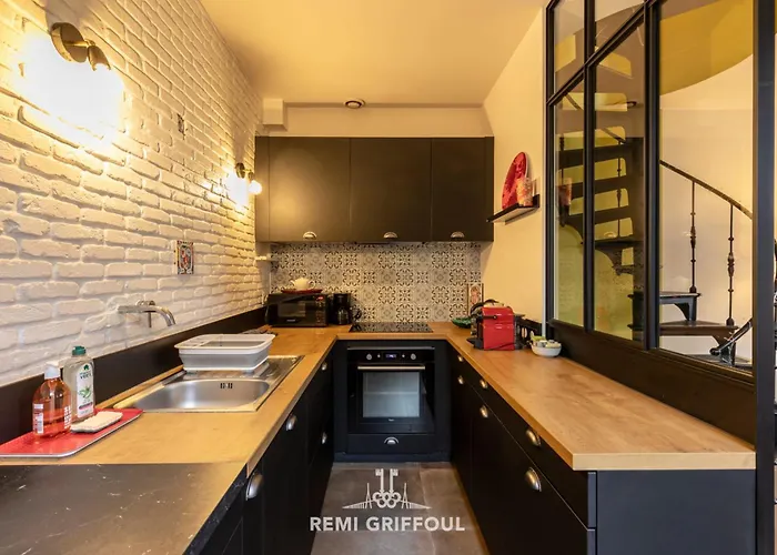 Дом отдыха La Veranda Enchantee 4 Garden & Fireplace Town Center Sleeps